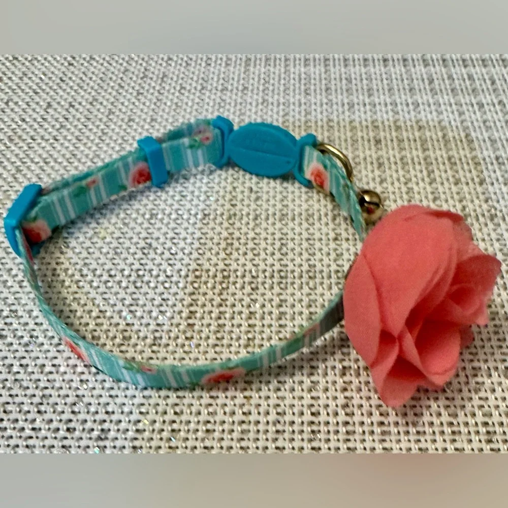 This floral collar is decorated with a rose and is suitable for small dogs and